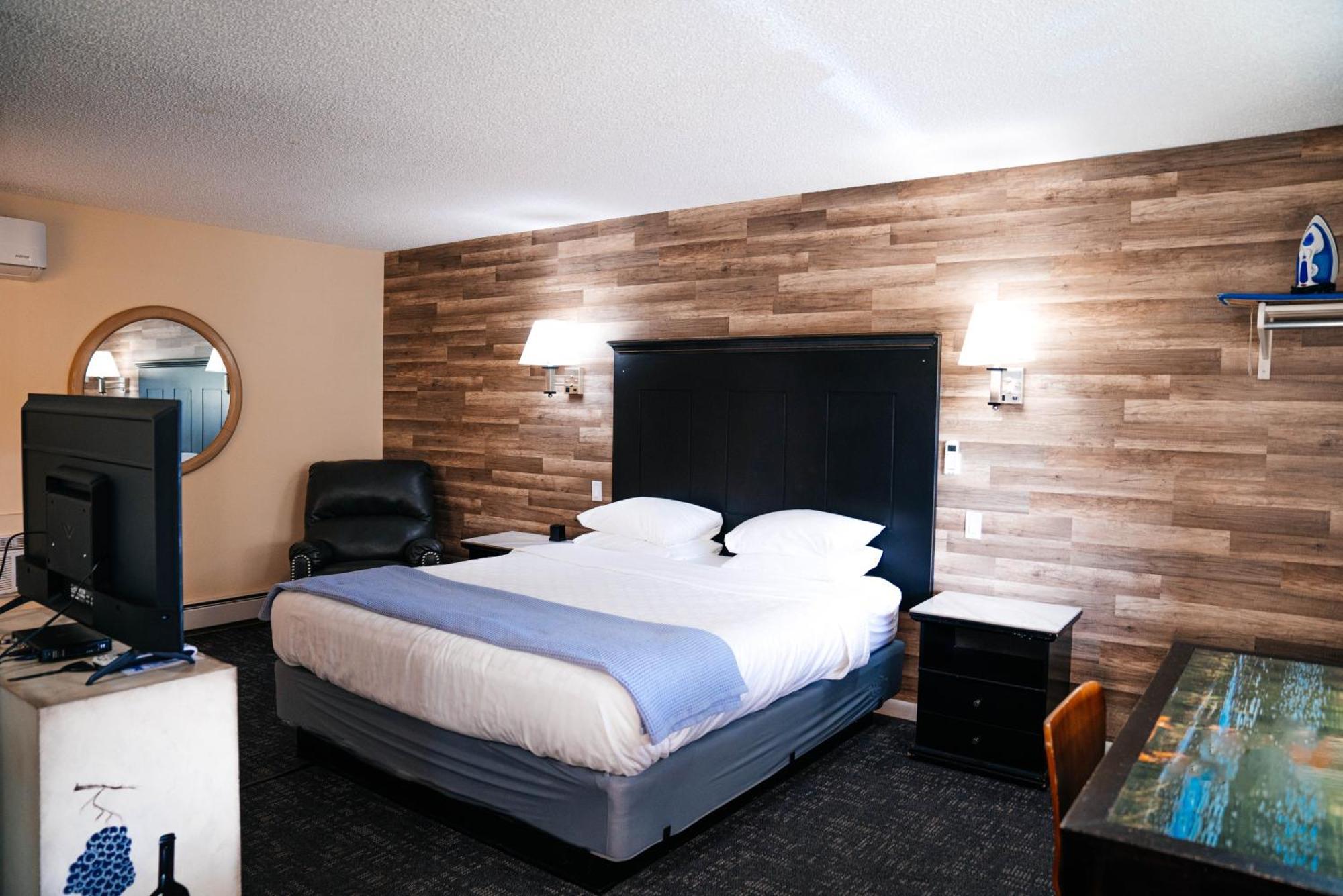 & Monarch Motel