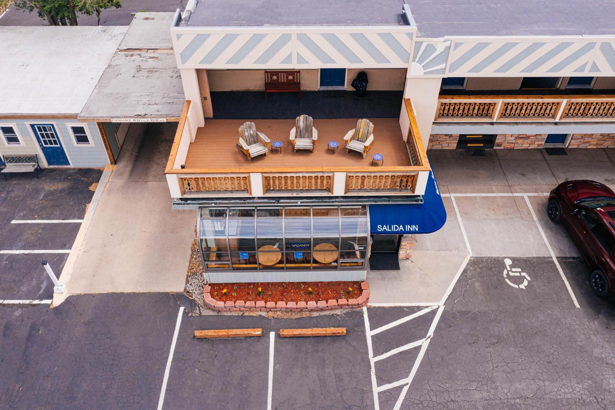 Motel & Monarch