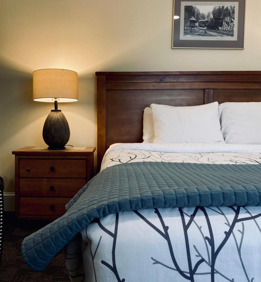 & Monarch Motel 3*
