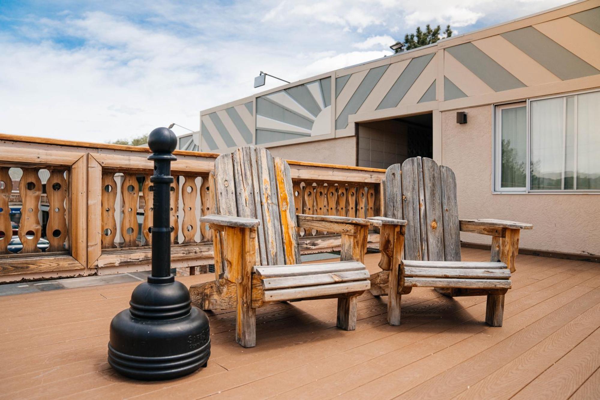 & Monarch Motel